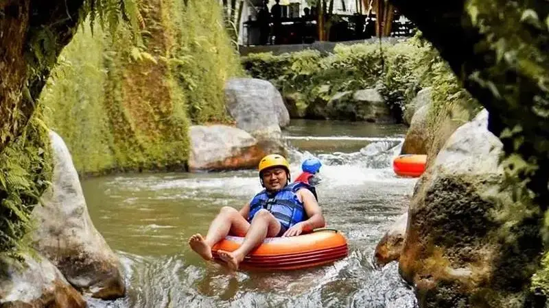 Hand Washing The Elephant + Lazy Cave River Tubing Tour 8
